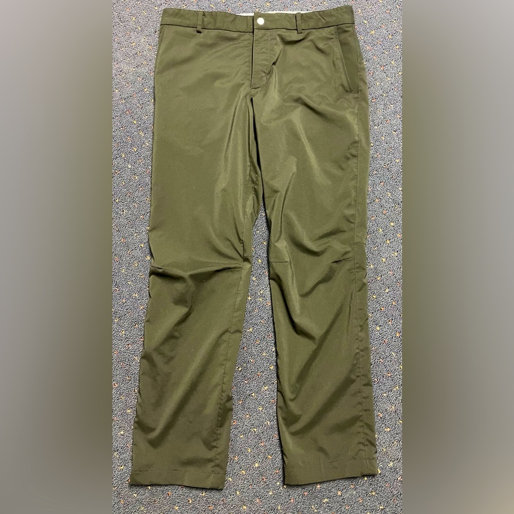 Mens Black Nike golf pants.